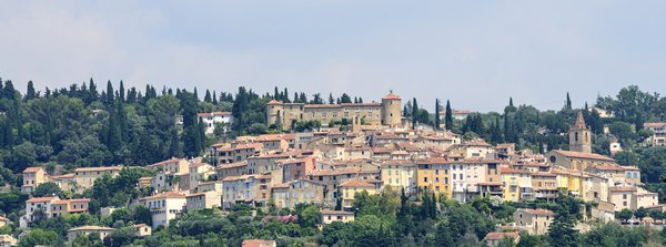 Peut-on trouver une maison de vacances en Provence avec des ateliers de cuisine et des excursions en montgolfière?
